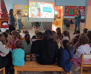 Η Άννα Ιακώβου, η Φωτεινή Τατάκη και η Μαρίνα Χατζηνικολάου μιλούν στα παιδιά για τη νοηματική γλώσσα και την κώφωση στο 114ο και 44ο Νηπιαγωγείο Αθηνών.