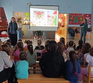 Η Άννα Ιακώβου, η Φωτεινή Τατάκη και η Μαρίνα Χατζηνικολάου μιλούν στα παιδιά για τη νοηματική γλώσσα και την κώφωση στο 114ο και 44ο Νηπιαγωγείο Αθηνών.