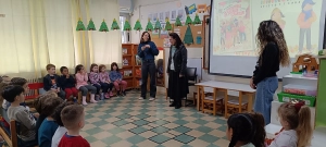 Η συγγραφέας Άννα Ιακώβου αφηγείται το βιβλίο «Τα Χριστούγεννα των Σιωπηλών Εκπλήξεων» στο 21ο Νηπιαγωγείο Αθηνών