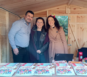 Η Άννα Ιακώβου στο Κέντρο Πολιτισμού Ίδρυμα Σταύρος Νιάρχος κατά τη διάρκεια της παρουσίασης/αφήγησης του βιβλίου της “Τα Χριστούγεννα των Σιωπηλών Εκπλήξεων”