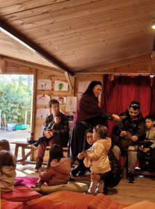 Η Άννα Ιακώβου με τα παιδιά στο Κέντρο Πολιτισμού Ίδρυμα Σταύρος Νιάρχος κατά τη διάρκεια της παρουσίασης/αφήγησης του βιβλίου της “Τα Χριστούγεννα των Σιωπηλών Εκπλήξεων”
