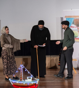 «Θεατρική σκηνή από την παράσταση “Ο Αϊ-Βασίλης και ο Δάσκαλος” στη Χριστουγεννιάτικη γιορτή της Μητροπόλεως Κηφισίας.»