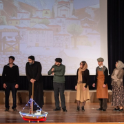 «Οι συντελεστές της θεατρικής παράστασης “Ο Αϊ-Βασίλης και ο Δάσκαλος” επί σκηνής στη Χριστουγεννιάτικη γιορτή των Κατηχητικών.»