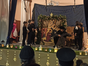 Μαθητές του Δημοτικού Σχολείου Προκοπίου Ευβοίας σε σκηνή από τη χριστουγεννιάτικη γιορτή 2025 με το έργο “Μια φάτνη στον Ψηλορείτη”.