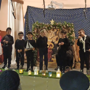 Σκηνή από τη χριστουγεννιάτικη γιορτή 2025 στο Δημοτικό Σχολείο Προκοπίου Ευβοίας.