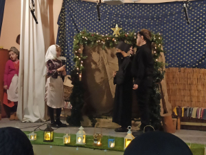 Στιγμιότυπο από τη χριστουγεννιάτικη γιορτή 2025 από το έργο “Μια φάτνη στον Ψηλορείτη” του Δημοτικού Σχολείου Προκοπίου Ευβοίας σε σκηνή.