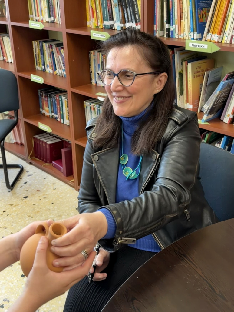 Η Άννα Ιακώβου ετοιμάζεται μαζί με τα παιδιά να ζωγραφίζουν κερκυραϊκές στάμνες - Πασχαλιάτικο αεράκι σε Κερκυραϊκό καντούνι