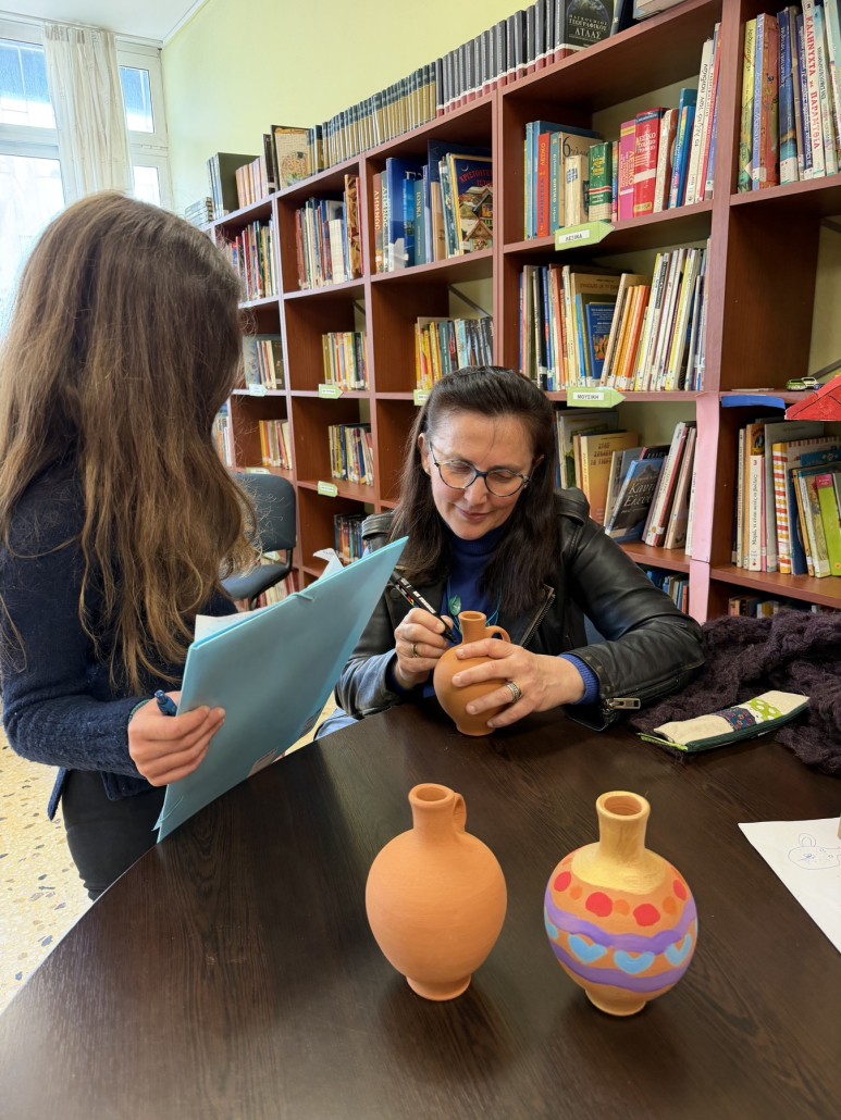 Η Άννα Ιακώβου μαζί με τα παιδιά ζωγραφίζουν κερκυραϊκές στάμνες - Πασχαλιάτικο αεράκι σε Κερκυραϊκό καντούνι