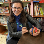 Η Άννα Ιακώβου ζωγραφίζει κερκυραϊκές στάμνες - Πασχαλιάτικο αεράκι σε Κερκυραϊκό καντούνι