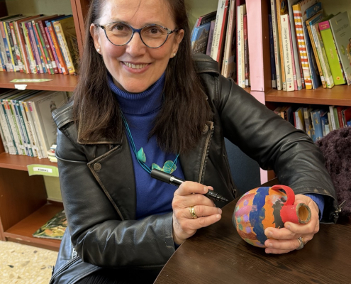 Η Άννα Ιακώβου ζωγραφίζει κερκυραϊκές στάμνες - Πασχαλιάτικο αεράκι σε Κερκυραϊκό καντούνι