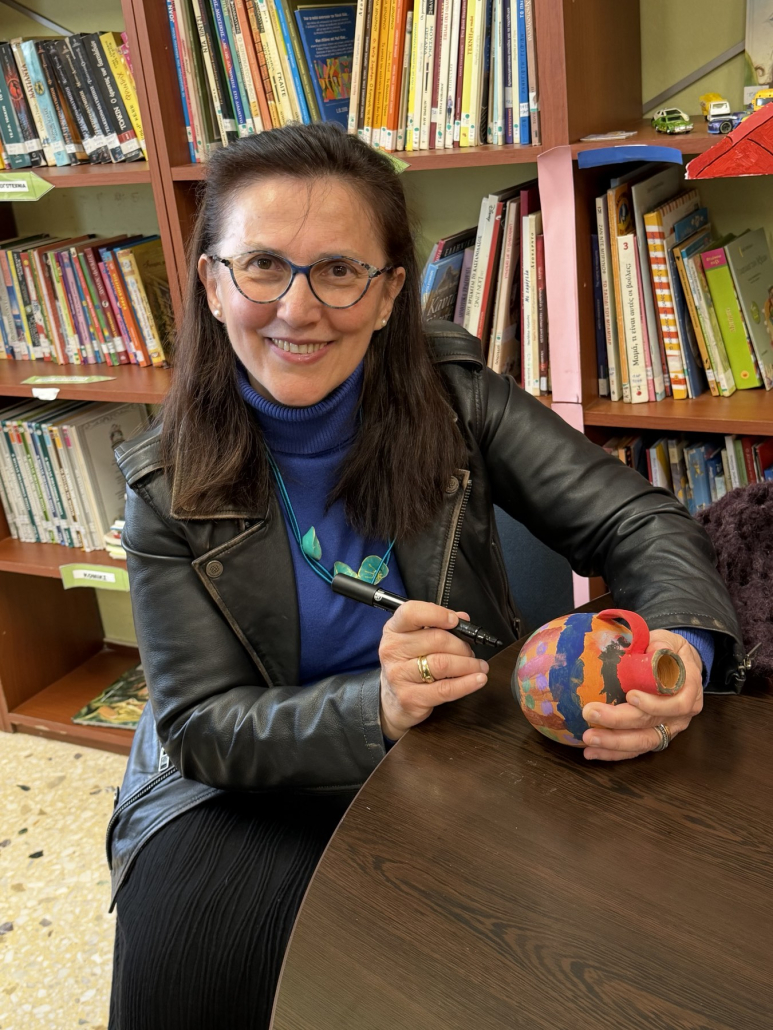 Η Άννα Ιακώβου ζωγραφίζει κερκυραϊκές στάμνες - Πασχαλιάτικο αεράκι σε Κερκυραϊκό καντούνι